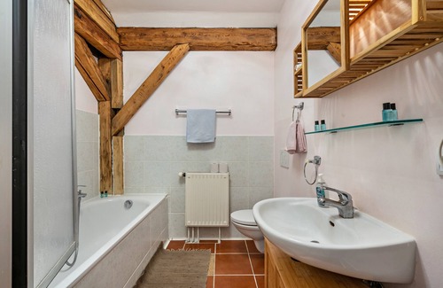 Nussdorf am Inn House | Apartment In A Hotel 'Nußdorfer Hof - Apartment 15' with Mountain View, Balcony and Wi-Fi