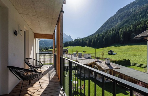 Sesto Apartment | Apartment In A Hotel 'Apartment Home' with Sea View, Shared Garden and Wi-Fi