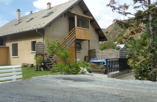 Saint-Martin-de-Queyrieres Apartment | Apartment in a quiet village