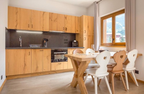 Beaufort Apartment | Apartment in Beaufort with Spa & Mountain Views