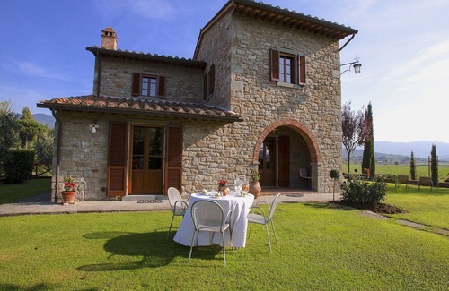 Montalla Villa | Apartment in Cortona with Pool and Hill Views