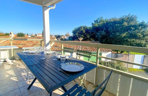 La Couarde-sur-Mer Apartment | Apartment in residence with pool, and parking