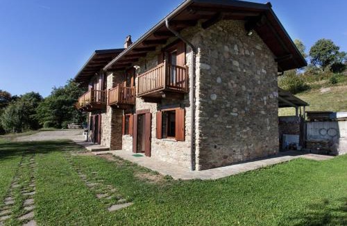 Netro Apartment | Apartment in Netro with Balcony and Views