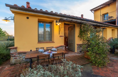 Laterina Apartment | Apartment in the Tuscan countryside, with private patio, pool and on-site restaurant