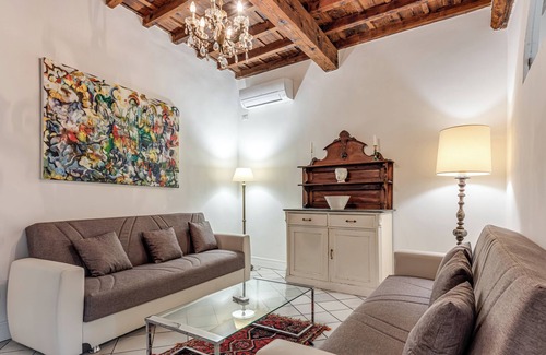 Sant' Ambrogio Apartment | Apartment 'Irene and Elena House - Florence' with Wi-Fi and Air Conditioning