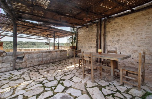 Bisceglie Apartment | Apartment 'L'ulivo' with Shared Terrace, Private Garden and Wi-Fi