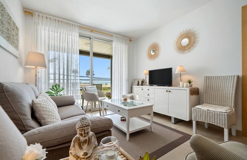 Comarruga Apartment | Apartment 'La Calma' with Sea View, Wi-Fi and Air Conditioning