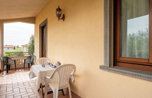 Altopascio Apartment | Apartment 'La Casa Nel Verde' with Private Terrace, Wi-Fi and Air Conditioning