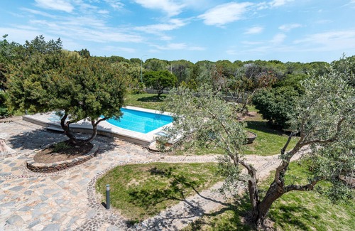 Sas Linnas Siccas Apartment | Apartment 'La Vela Rossa' with Shared Pool, Wi-Fi and Air Conditioning