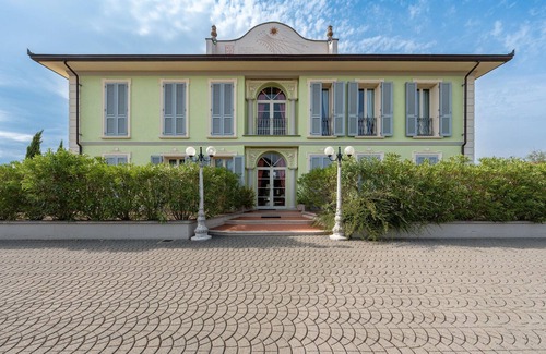 Altopascio Apartment | Apartment 'La Palazzina Della Meridiana' with Shared Pool, Wi-Fi and Air Conditioning