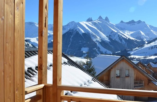 Saint-Jean-d'Arves Apartment | Apartment 'Le Pralud' with Mountain View, Shared Terrace and Wi-Fi
