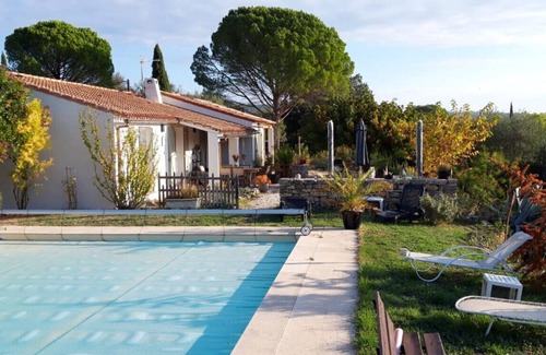 Cotignac Apartment | Apartment 'Les Tarentes' with Mountain View, Shared Pool and Wi-Fi
