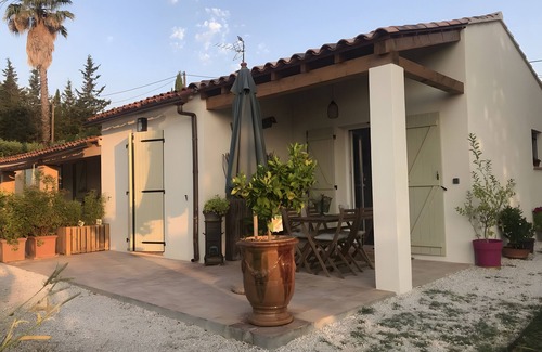 Cotignac Apartment | Apartment 'Les Tarentes' with Mountain View, Shared Pool and Wi-Fi