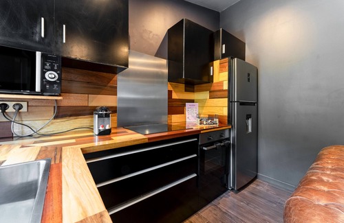 Caderousse Apartment | Apartment 'Love Room - Rhôna' with Wi-Fi and Air Conditioning