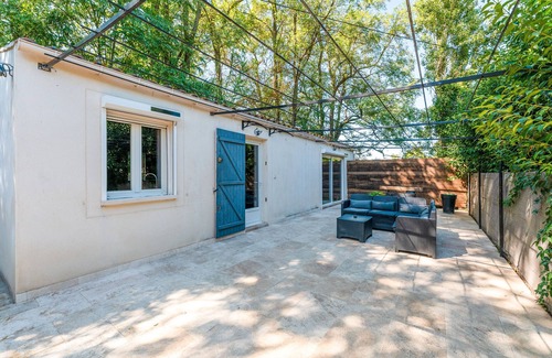 Caderousse Apartment | Apartment 'Love Room - Rhôna' with Wi-Fi and Air Conditioning