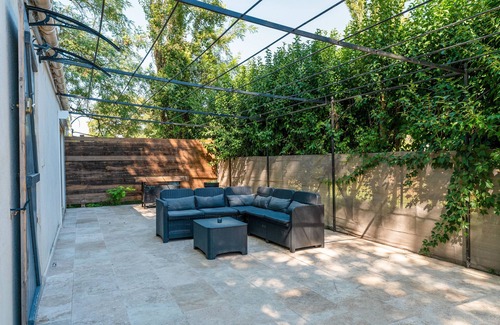 Caderousse Apartment | Apartment 'Love Room - Rhôna' with Wi-Fi and Air Conditioning
