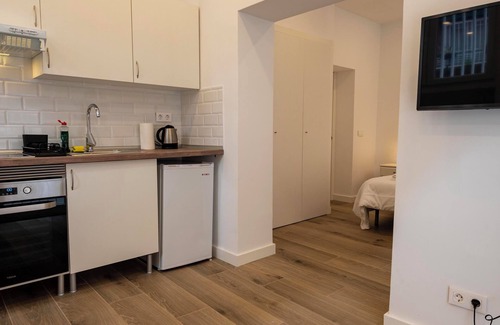 Ciudad Universitaria Apartment | Apartment Madrid Centro, 5 minutes walk from the metro, full bath, wash/dryer.