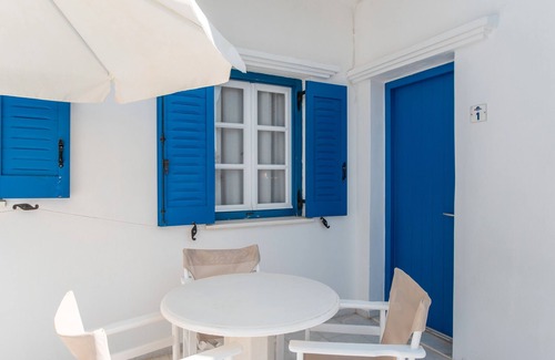 Mikri Vigla Apartment | Apartment 'Maroulis Studios - Studio 1' with Private Garden, Wi-Fi and Air Conditioning