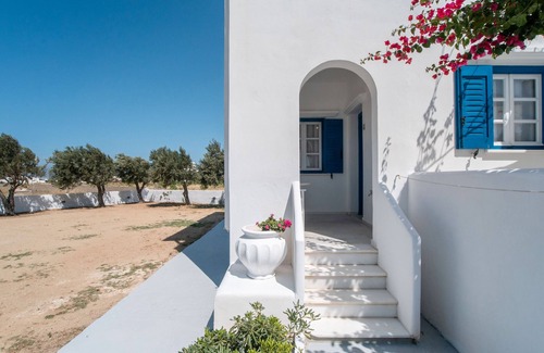 Mikri Vigla Apartment | Apartment 'Maroulis Studios - Studio 4' with Private Garden, Wi-Fi and Air Conditioning