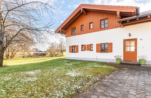 Ebersberg District Apartment | Apartment 'Mit Balkon & Terrasse' with shared garden and Wi-Fi