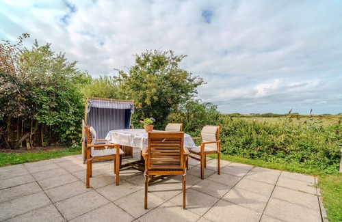 Pellworm Apartment | Apartment 'Nis Randers' with Private Terrace, Private Garden and Wi-Fi