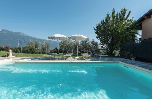 Oldesio Apartment | Apartment "Nonna Fina" with Lake & Mountain View, Shared Pool & Wi-Fi