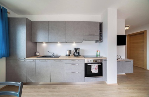 Tirolo Apartment | Apartment "Oberhochmuthof" with Beautiful View at the "Meraner Höhenweg"
