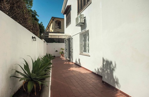 Villa San Pietro Apartment | Apartment Piccola casa Marina near the Beach with A/C & Garden