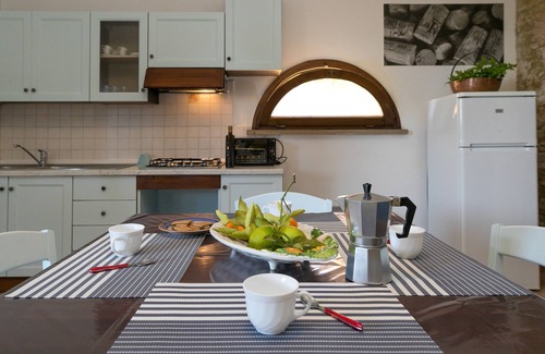 Cecina House | Apartment 'Podere Nuti - 2 Beloro' with Shared Pool, Shared Garden and Wi-Fi