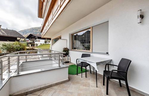 Mantana Apartment | Apartment "Pramstaller Kron" with Mountain View, Wi-Fi, Terrace & Garden