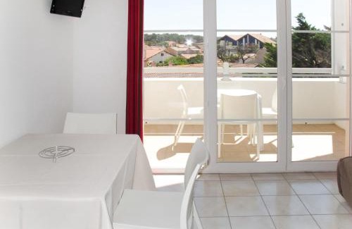 Biscarrosse Plage Apartment | Apartment Résidence Belle Dune-3 by Interhome