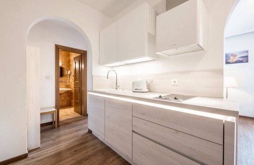 Tesimo Apartment | Apartment "Residenz Kronstein - 6" with Balcony, Shared Garden and Mountain View