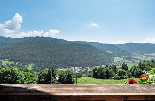 Molten Apartment | Apartment 'Ringelblume' with Mountain View, Shared Garden and Wi-Fi