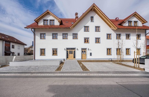 Gilching Apartment | Apartment 'Rosa' at the Schloegelhof with Wi-Fi & Balcony