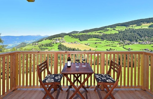 Villnoss Apartment | Apartment Ruefen with Mountain View, Balconies & Wi-Fi