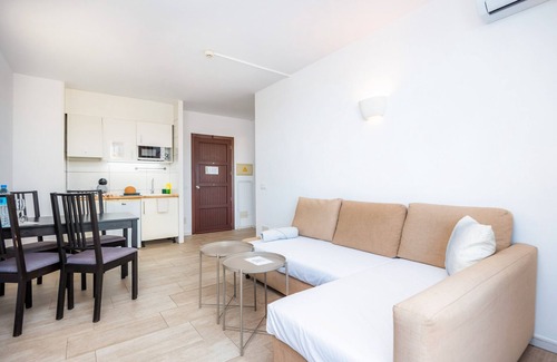 Portocolom Apartment | Apartment 'Sea View Room 003' with Shared Pool, Wi-Fi and Air Conditioning