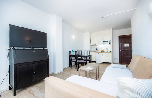 Portocolom Apartment | Apartment 'Sea View Room 003' with Shared Pool, Wi-Fi and Air Conditioning