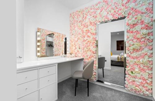 Birmingham Apartment | Apartment - Secure Parking - Gated Development - Near JQ & Birmingham City Centre - Top Rated - Flower Wall - 12SH