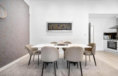 Birmingham Apartment | Apartment - Secure Parking - Gated Development - Near JQ & Birmingham City Centre - Top Rated - Flower Wall - 12SH