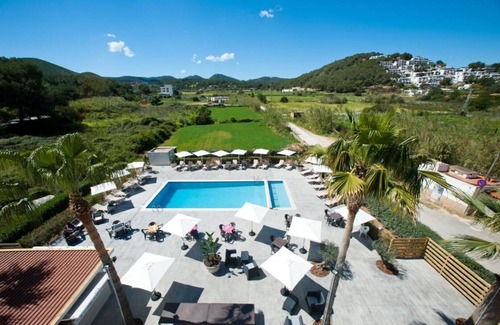 Santa Eulalia del Rio Apartment | Apartment Ses Veles 1 dormitorio close to the Beach with Sea View, Pool, Wi-Fi & Garden