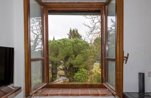 Massa Marittima Apartment | Apartment 'Simone' with Shared Pool and Shared Garden
