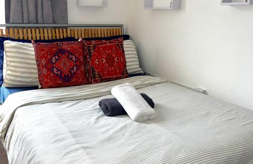 Chadwell Apartment | Apartment - Sleeps 2 - Parking - Station Close
