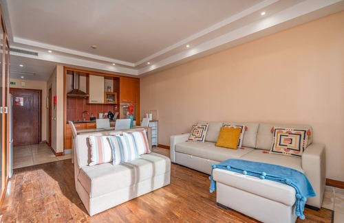 Estombar Apartment | Apartment 'Soeiro' with Shared Pool, Wi-Fi and Air Conditioning
