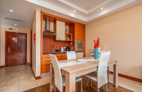 Estombar Apartment | Apartment 'Soeiro' with Shared Pool, Wi-Fi and Air Conditioning