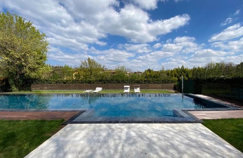 Ponti sul Mincio Apartment | Apartment 'Time To Relax Resort - Melograno' with Shared Pool, Wi-Fi and Air Conditioning