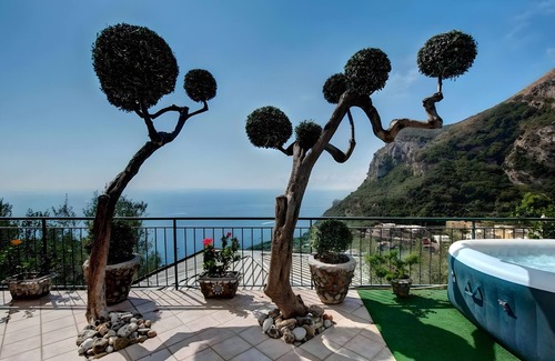Nerano Apartment | Apartment 'Ulivello House' with Sea View, Wi-Fi and Air Conditioning