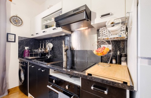 Bastide Giraud Apartment | Apartment 'Vallon Des Prés' with Private Terrace, Shared Garden and Wi-Fi