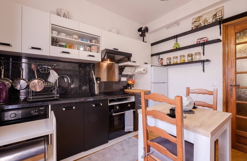 Bastide Giraud Apartment | Apartment 'Vallon Des Prés' with Private Terrace, Shared Garden and Wi-Fi
