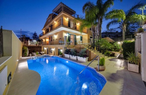 Marina di Ragusa Apartment | Apartment 'Venere In Villa' with Shared Pool, Wi-Fi and Air Conditioning