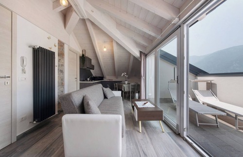 Lezzeno Apartment | Apartment 'White Suite - Jacuzzi' with Lake View, Shared Pool and Wi-Fi